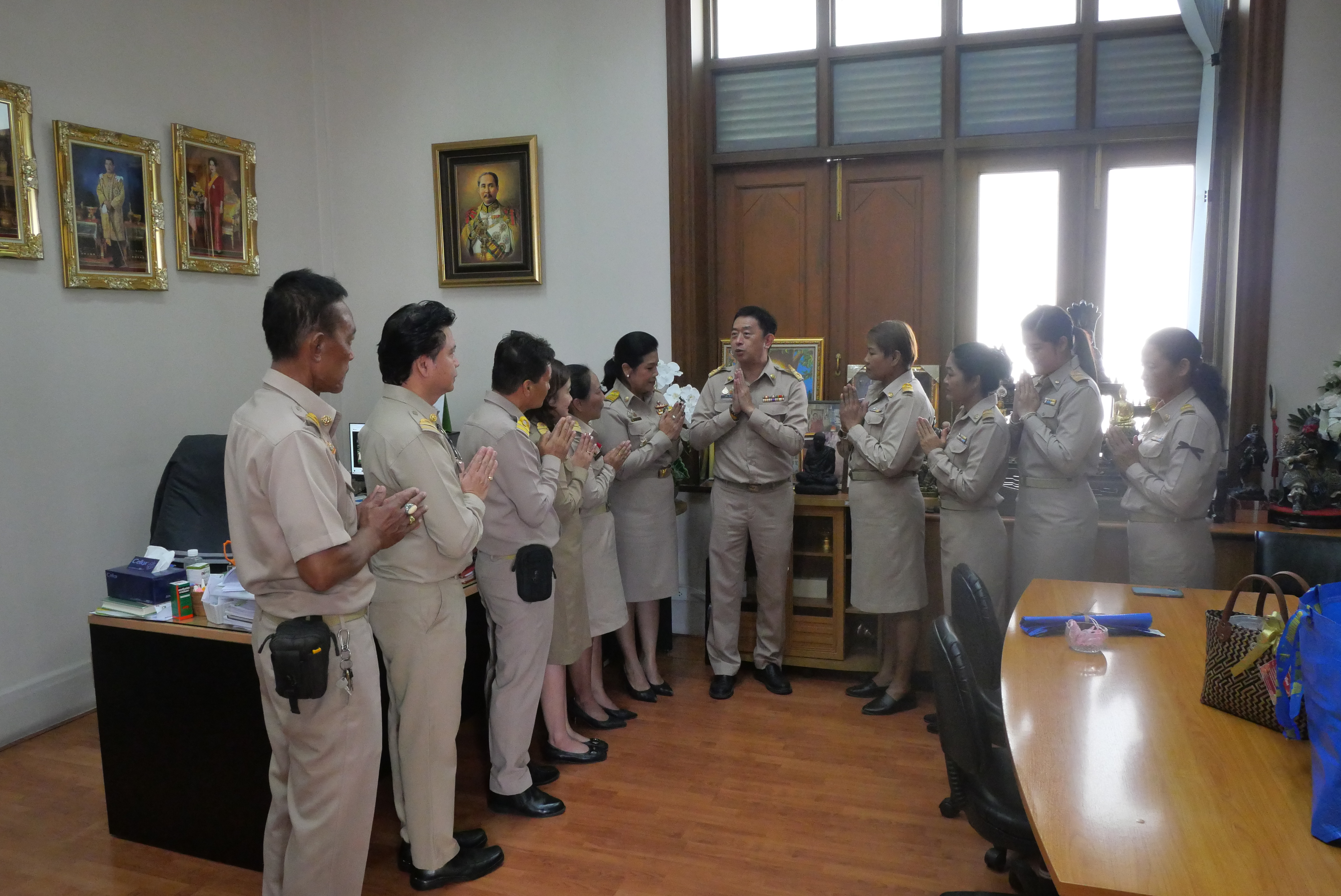 title - ส.ป.ก. ร่วมกัน สวัสดีปีใหม่ ผู้บริหารสำนักงานการปฏิรูปที่ดินเพื่อเกษตรกรรม พร้อมรับพรต้อนรับปีใหม่ 2569